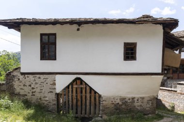 Bulgaristan 'ın Blagoevgrad Bölgesi, Otantik 19. yüzyıl evleriyle Kovaçevitsa köyü