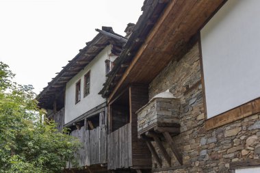 Bulgaristan 'ın Blagoevgrad Bölgesi, Otantik 19. yüzyıl evleriyle Kovaçevitsa köyü