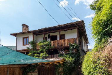 Bulgaristan 'ın Blagoevgrad Bölgesi, Otantik 19. yüzyıl evleriyle Kovaçevitsa köyü