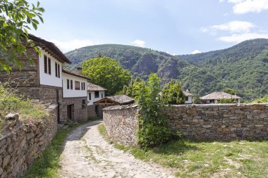 Bulgaristan 'ın Blagoevgrad Bölgesi, Otantik 19. yüzyıl evleriyle Kovaçevitsa köyü