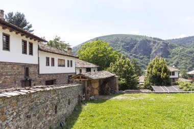 Bulgaristan 'ın Blagoevgrad Bölgesi, Otantik 19. yüzyıl evleriyle Kovaçevitsa köyü