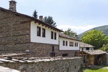 Bulgaristan 'ın Blagoevgrad Bölgesi, Otantik 19. yüzyıl evleriyle Kovaçevitsa köyü