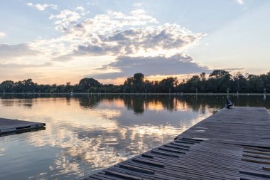 Bulgaristan 'ın Filibe kentinde kürek çekme yerinin gün batımı manzarası