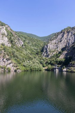 Bulgaristan 'ın Filibe Bölgesi' ndeki Rhodopes Dağı 'nda Krichim Barajı' nın Muhteşem Yaz manzarası