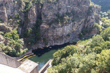 Bulgaristan 'ın Filibe Bölgesi' ndeki Rhodopes Dağı 'nda Krichim Barajı' nın Muhteşem Yaz manzarası