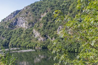 Bulgaristan 'ın Filibe Bölgesi' ndeki Rhodopes Dağı 'nda Krichim Barajı' nın Muhteşem Yaz manzarası