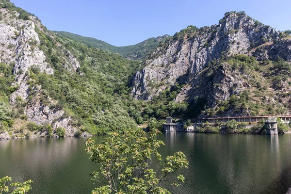 ブルガリア プロヴディフ州ロドス山のクリチム貯水池の素晴らしい夏の風景 — ストック写真