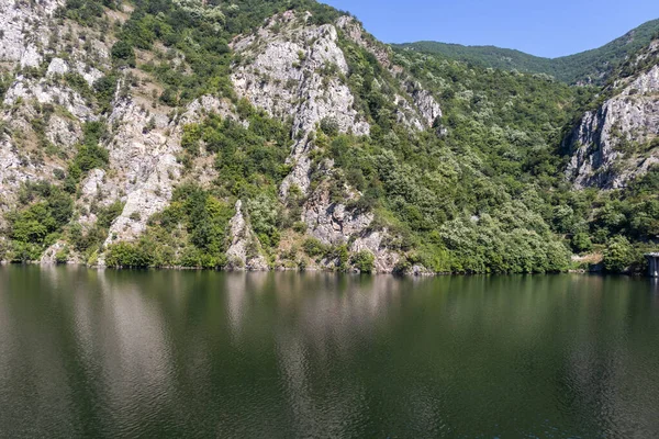 ブルガリア プロヴディフ州ロドス山のクリチム貯水池の素晴らしい夏の風景 — ストック写真