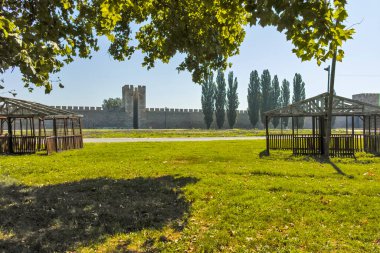 SMEDEREVO, SERBIA - 12 Ağustos 2019: Sırbistan 'ın Smederevo kentindeki Tuna Nehri kıyısındaki Ortaçağ Smederevo Kalesi