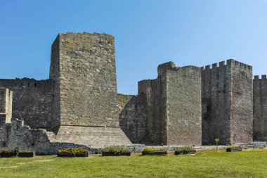 SMEDEREVO, SERBIA - 12 Ağustos 2019: Sırbistan 'ın Smederevo kentindeki Tuna Nehri kıyısındaki Ortaçağ Smederevo Kalesi