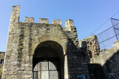 SMEDEREVO, SERBIA - 12 Ağustos 2019: Sırbistan 'ın Smederevo kentindeki Tuna Nehri kıyısındaki Ortaçağ Smederevo Kalesi