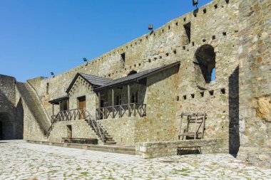 SMEDEREVO, SERBIA - 12 Ağustos 2019: Sırbistan 'ın Smederevo kentindeki Tuna Nehri kıyısındaki Ortaçağ Smederevo Kalesi