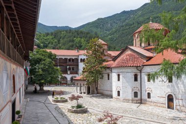 BACHKOVO Manastırı, BULGARIA - 16 Temmuz 2020: Bachkovo Manastırı 'ndaki Ortaçağ Binaları, Bulgaristan' ın Tanrı 'nın Annesi Dormition