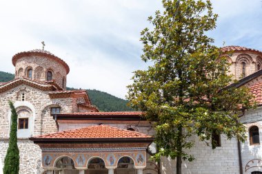 BACHKOVO Manastırı, BULGARIA - 16 Temmuz 2020: Bachkovo Manastırı 'ndaki Ortaçağ Binaları, Bulgaristan' ın Tanrı 'nın Annesi Dormition