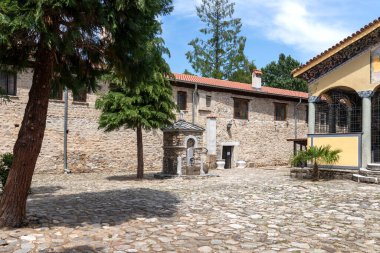 BACHKOVO Manastırı, BULGARIA - 16 Temmuz 2020: Bachkovo Manastırı 'ndaki Ortaçağ Binaları, Bulgaristan' ın Tanrı 'nın Annesi Dormition