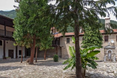BACHKOVO Manastırı, BULGARIA - 16 Temmuz 2020: Bachkovo Manastırı 'ndaki Ortaçağ Binaları, Bulgaristan' ın Tanrı 'nın Annesi Dormition