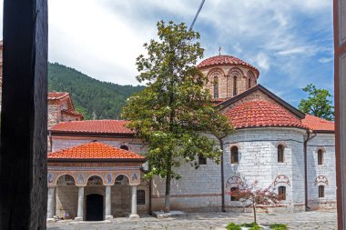 BACHKOVO Manastırı, BULGARIA - 16 Temmuz 2020: Bachkovo Manastırı 'ndaki Ortaçağ Binaları, Bulgaristan' ın Tanrı 'nın Annesi Dormition