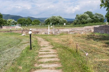 Bulgaristan 'ın Blagoevgrad Bölgesi' ndeki Garmen kasabası yakınlarındaki antik Roma şehri Nicopolis ad Nestum 'un kalıntıları