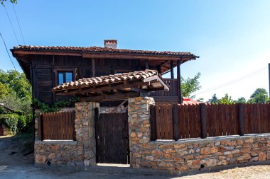 Bulgaristan 'ın Burgaz Bölgesi' nin tarihi Brashlyan kasabasında 19. yüzyıldan kalma eski evler