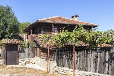 Bulgaristan 'ın Burgaz Bölgesi' nin tarihi Brashlyan kasabasında 19. yüzyıldan kalma eski evler