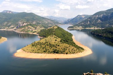 Bulgaristan 'ın Arda Nehri kıvrımlı ve Kardzhali Barajı' nın inanılmaz manzarası