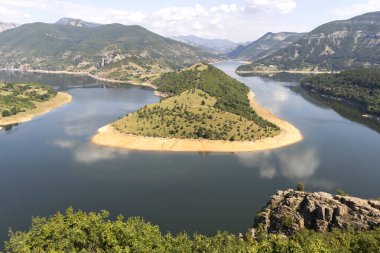 Bulgaristan 'ın Arda Nehri kıvrımlı ve Kardzhali Barajı' nın inanılmaz manzarası