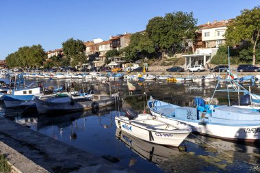 SOZOPOL, BULGARIA - 29 Ağustos 2020: Bulgaristan 'ın Burgaz Bölgesi Sozopol limanında İnanılmaz Günbatımı