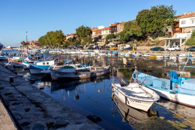 SOZOPOL, BULGARIA - 29 Ağustos 2020: Bulgaristan 'ın Burgaz Bölgesi Sozopol limanında İnanılmaz Günbatımı