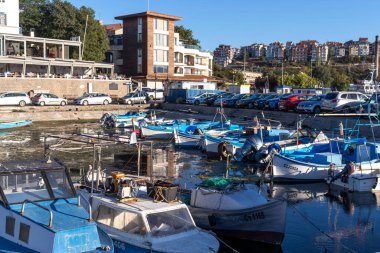 SOZOPOL, BULGARIA - 29 Ağustos 2020: Bulgaristan 'ın Burgaz Bölgesi Sozopol limanında İnanılmaz Günbatımı