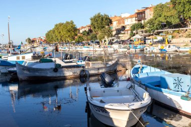 SOZOPOL, BULGARIA - 29 Ağustos 2020: Bulgaristan 'ın Burgaz Bölgesi Sozopol limanında İnanılmaz Günbatımı