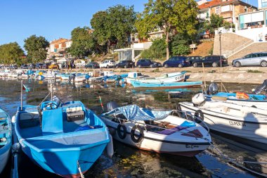 SOZOPOL, BULGARIA - 29 Ağustos 2020: Bulgaristan 'ın Burgaz Bölgesi Sozopol limanında İnanılmaz Günbatımı