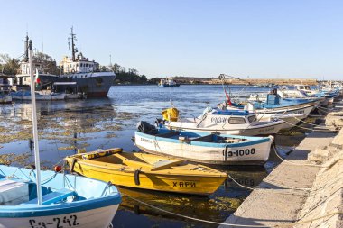 SOZOPOL, BULGARIA - 29 Ağustos 2020: Bulgaristan 'ın Burgaz Bölgesi Sozopol limanında İnanılmaz Günbatımı