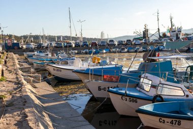 SOZOPOL, BULGARIA - 29 Ağustos 2020: Bulgaristan 'ın Burgaz Bölgesi Sozopol limanında İnanılmaz Günbatımı