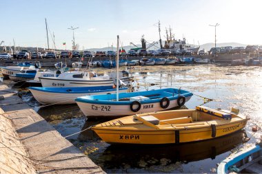 SOZOPOL, BULGARIA - 29 Ağustos 2020: Bulgaristan 'ın Burgaz Bölgesi Sozopol limanında İnanılmaz Günbatımı