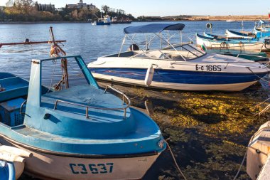 SOZOPOL, BULGARIA - 29 Ağustos 2020: Bulgaristan 'ın Burgaz Bölgesi Sozopol limanında İnanılmaz Günbatımı