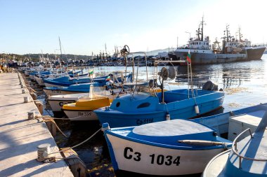 SOZOPOL, BULGARIA - 29 Ağustos 2020: Bulgaristan 'ın Burgaz Bölgesi Sozopol limanında İnanılmaz Günbatımı