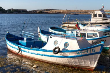 SOZOPOL, BULGARIA - 29 Ağustos 2020: Bulgaristan 'ın Burgaz Bölgesi Sozopol limanında İnanılmaz Günbatımı