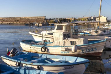 SOZOPOL, BULGARIA - 29 Ağustos 2020: Bulgaristan 'ın Burgaz Bölgesi Sozopol limanında İnanılmaz Günbatımı