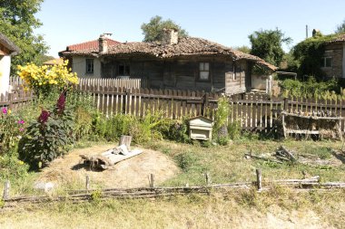BRASHLYAN, BULGARIA - 30 AĞUSTOS 2020: Bulgaristan 'ın Burgaz Bölgesi' nin tarihi Brashlyan kasabasındaki 19. yüzyıl evleri