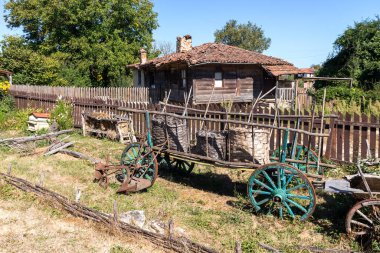 BRASHLYAN, BULGARIA - 30 AĞUSTOS 2020: Bulgaristan 'ın Burgaz Bölgesi' nin tarihi Brashlyan kasabasındaki 19. yüzyıl evleri
