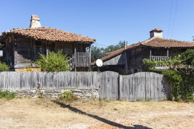 BRASHLYAN, BULGARIA - 30 AĞUSTOS 2020: Bulgaristan 'ın Burgaz Bölgesi' nin tarihi Brashlyan kasabasındaki 19. yüzyıl evleri