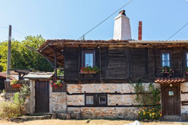 BRASHLYAN, BULGARIA - 30 AĞUSTOS 2020: Bulgaristan 'ın Burgaz Bölgesi' nin tarihi Brashlyan kasabasındaki 19. yüzyıl evleri
