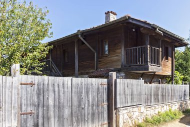 BRASHLYAN, BULGARIA - 30 AĞUSTOS 2020: Bulgaristan 'ın Burgaz Bölgesi' nin tarihi Brashlyan kasabasındaki 19. yüzyıl evleri