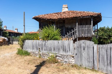 BRASHLYAN, BULGARIA - 30 AĞUSTOS 2020: Bulgaristan 'ın Burgaz Bölgesi' nin tarihi Brashlyan kasabasındaki 19. yüzyıl evleri