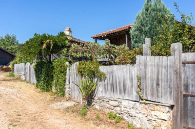 BRASHLYAN, BULGARIA - 30 AĞUSTOS 2020: Bulgaristan 'ın Burgaz Bölgesi' nin tarihi Brashlyan kasabasındaki 19. yüzyıl evleri