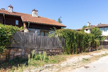 BRASHLYAN, BULGARIA - 30 AĞUSTOS 2020: Bulgaristan 'ın Burgaz Bölgesi' nin tarihi Brashlyan kasabasındaki 19. yüzyıl evleri