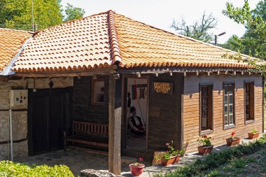 BRASHLYAN, BULGARIA - 30 AĞUSTOS 2020: Bulgaristan 'ın Burgaz Bölgesi' nin tarihi Brashlyan kasabasındaki 19. yüzyıl evleri