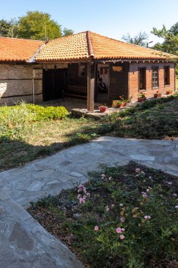 BRASHLYAN, BULGARIA - 30 AĞUSTOS 2020: Bulgaristan 'ın Burgaz Bölgesi' nin tarihi Brashlyan kasabasındaki 19. yüzyıl evleri
