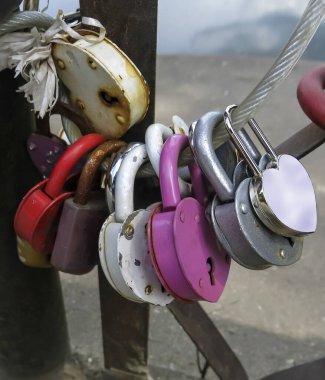 Aşıklar için çitlerdeki renkli metal kilitler