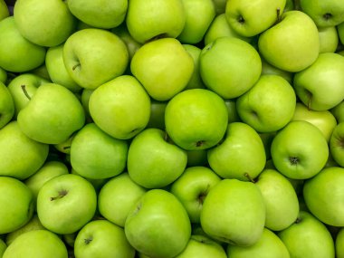 yeşil lezzetli, kuyruklu elmalar.